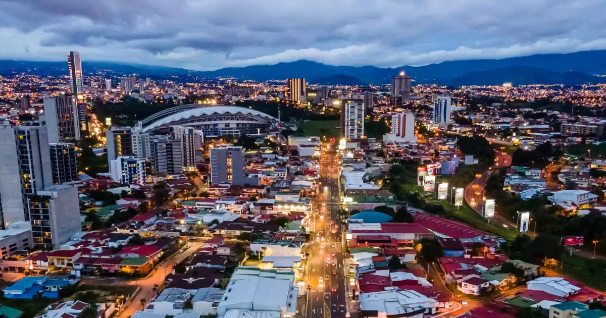 Vista aérea de San José, Costa Rica, representando el centro de contratación en el país